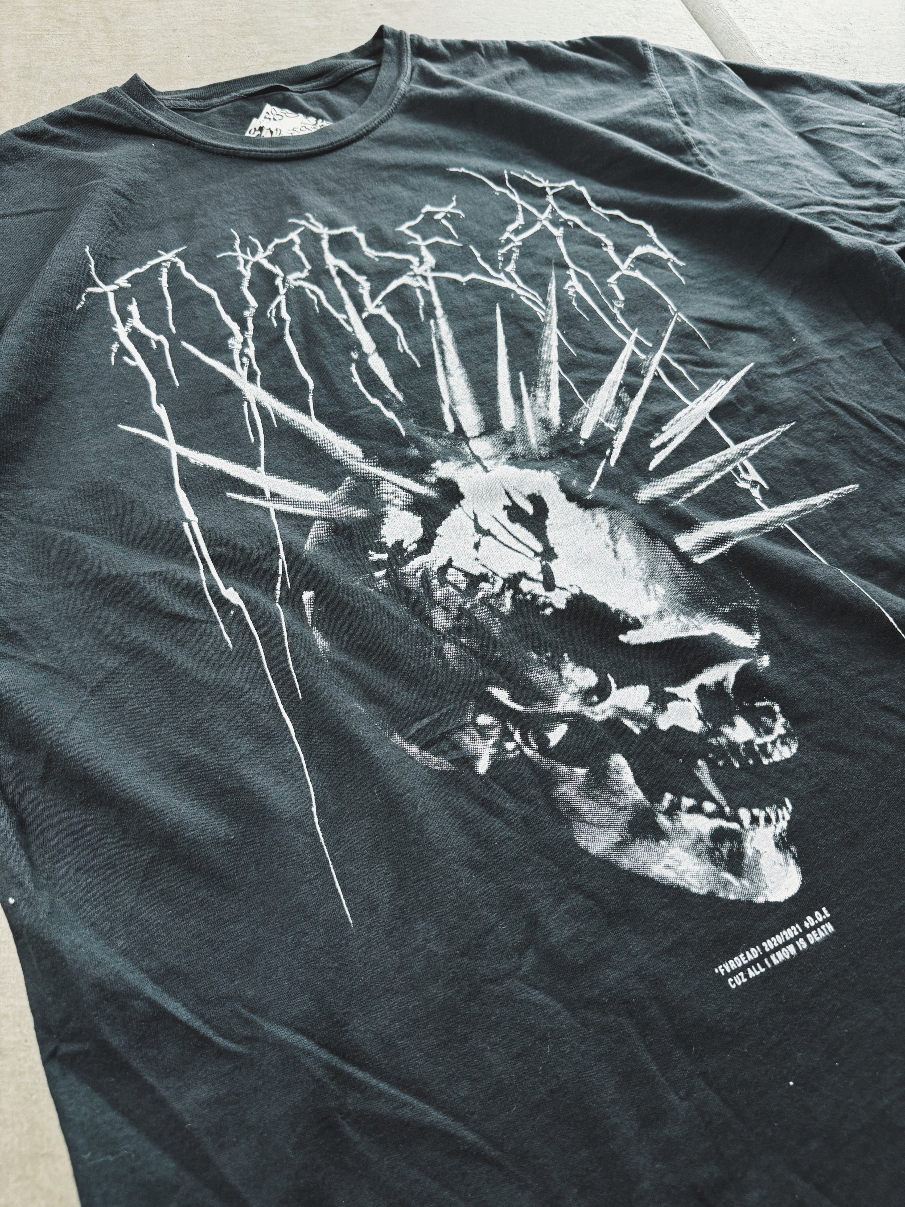 Camiseta de cabeza de metal