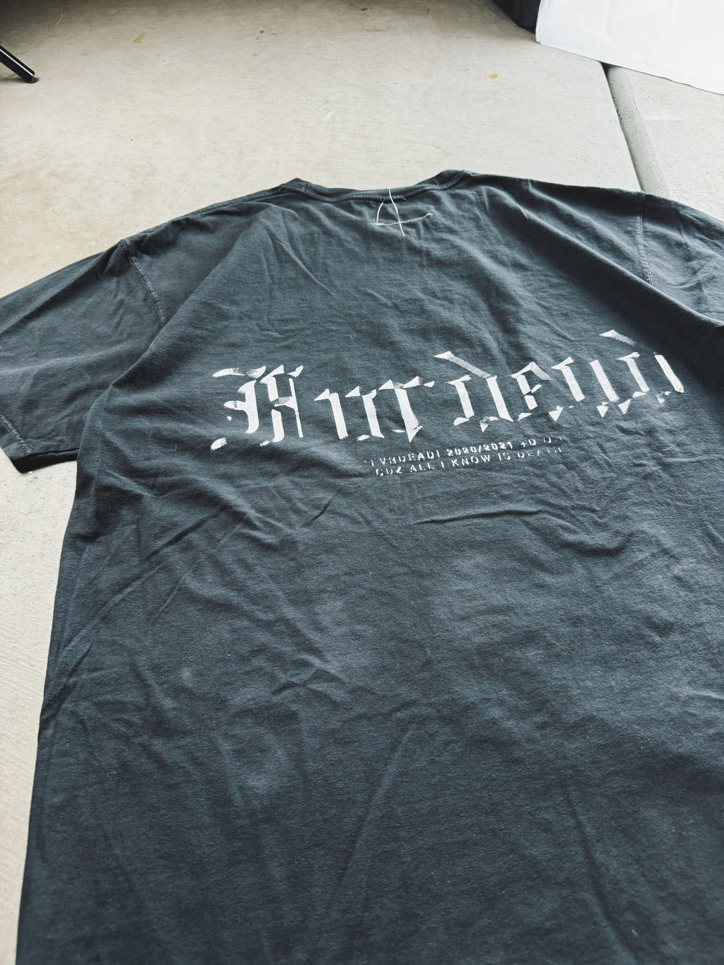 Camiseta de cabeza de metal