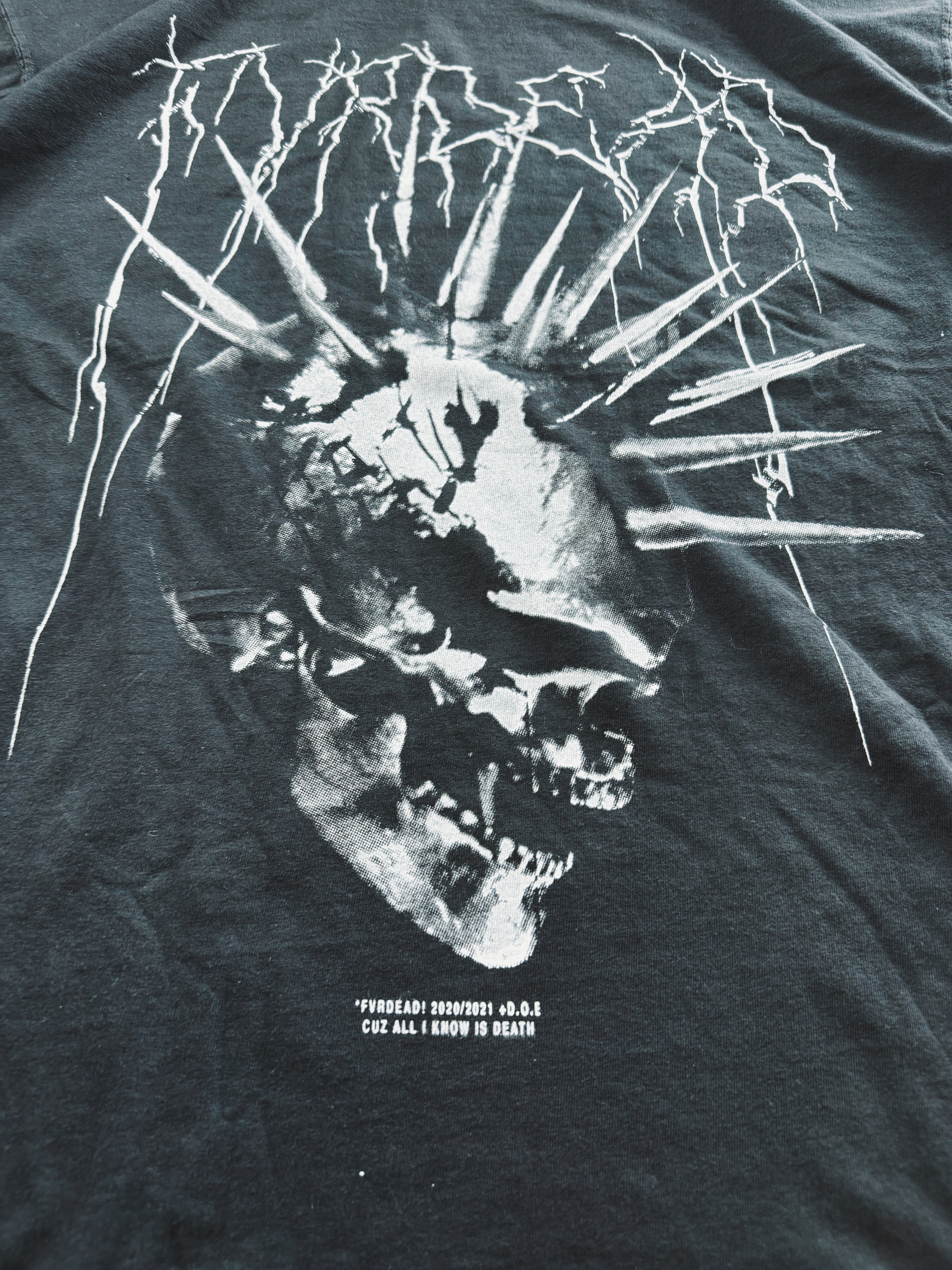 Camiseta de cabeza de metal