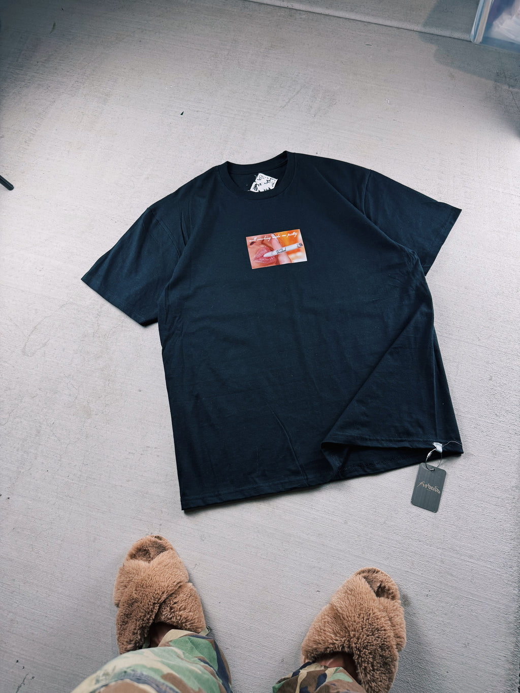 Bonita camiseta negra para fumadores