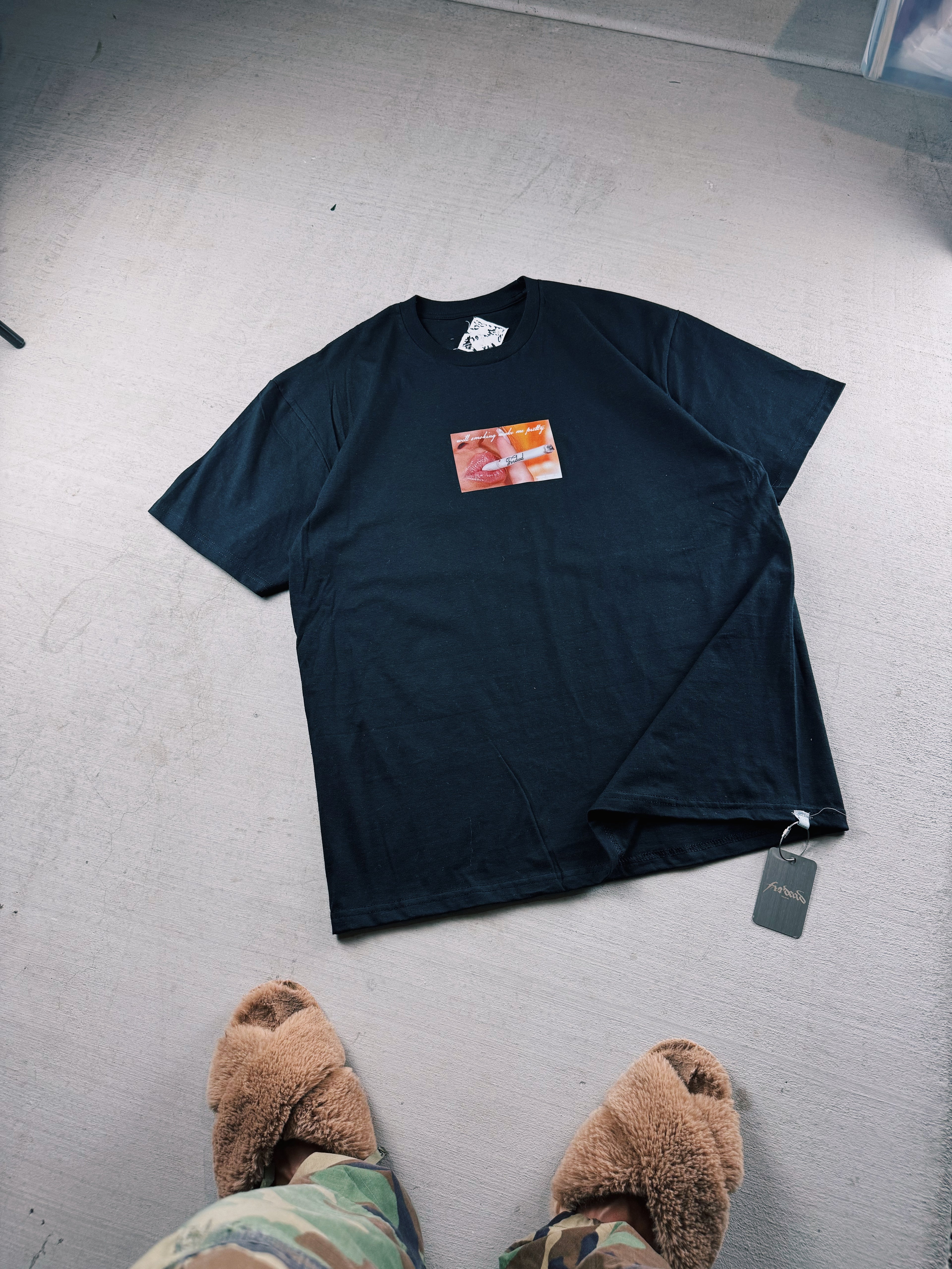 Bonita camiseta negra para fumadores