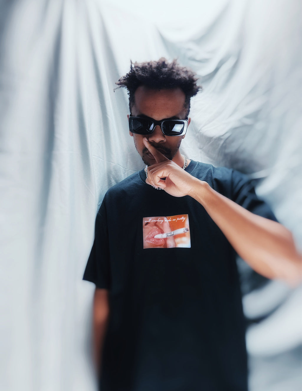 Bonita camiseta negra para fumadores