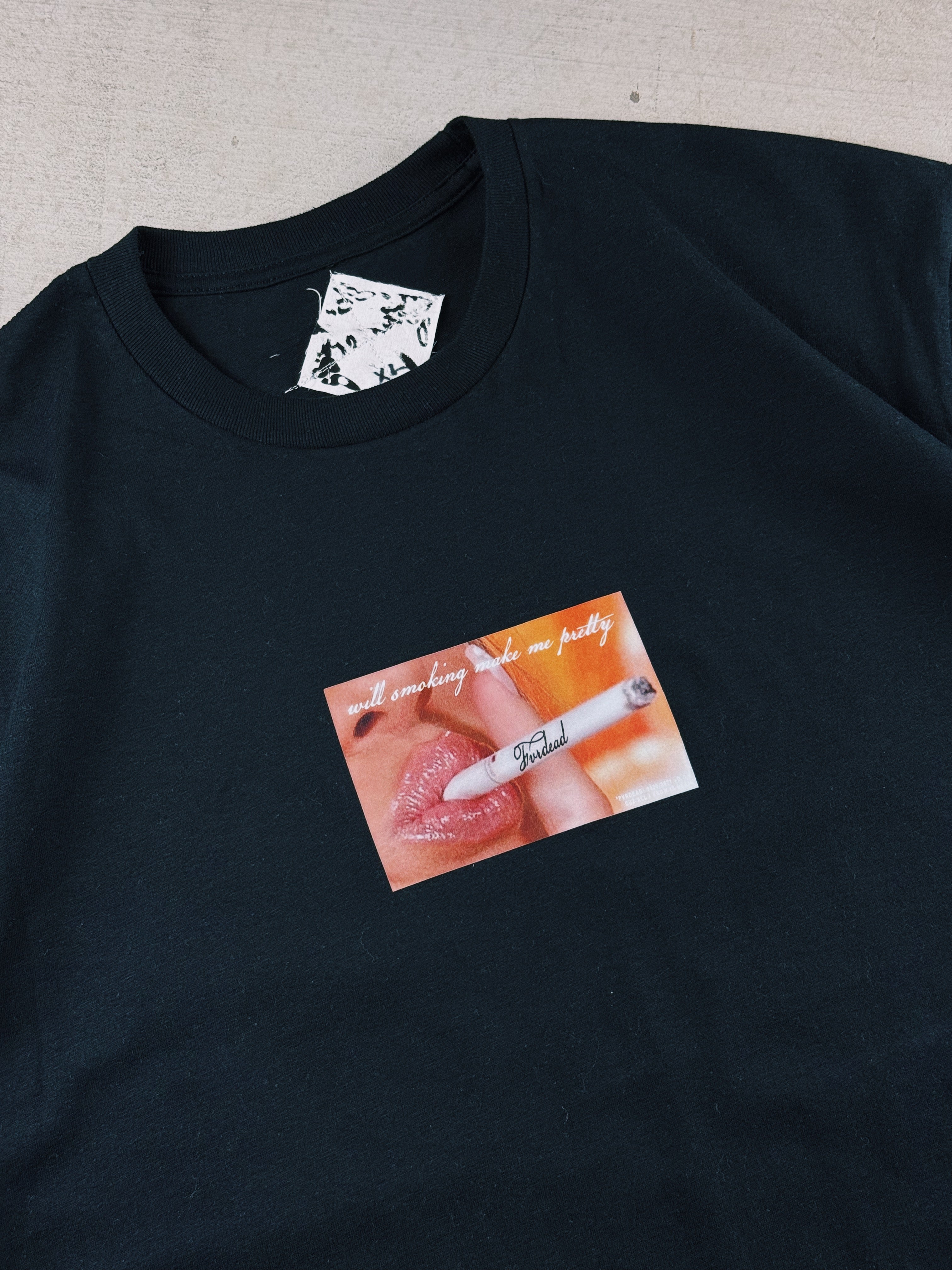 Bonita camiseta negra para fumadores