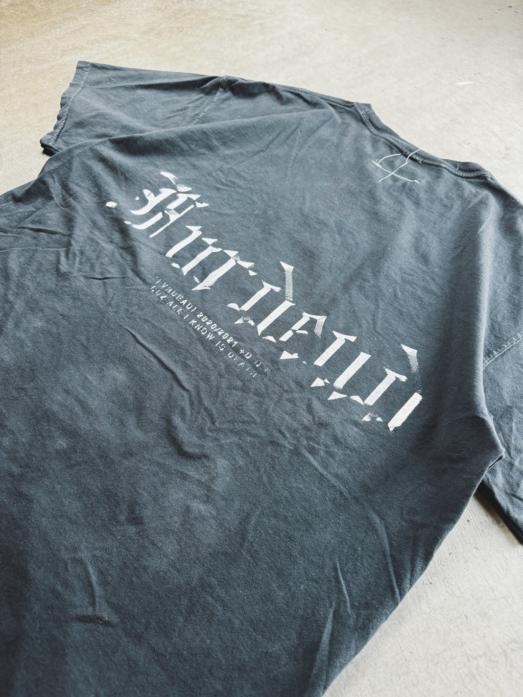 Camiseta de cabeza de metal