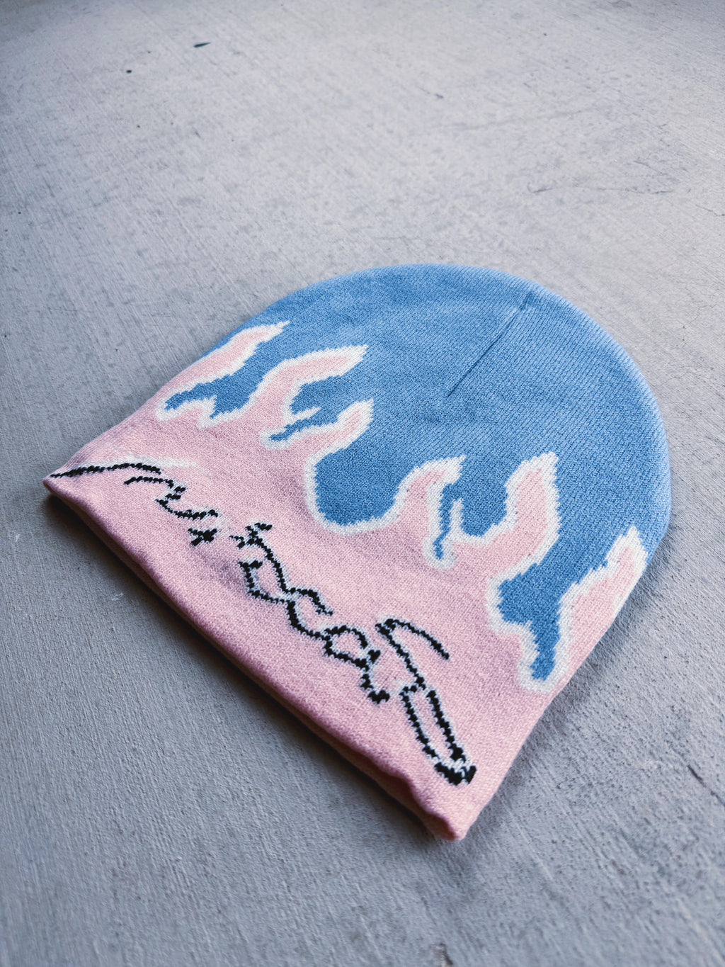 Gorro con llamas de algodón de azúcar