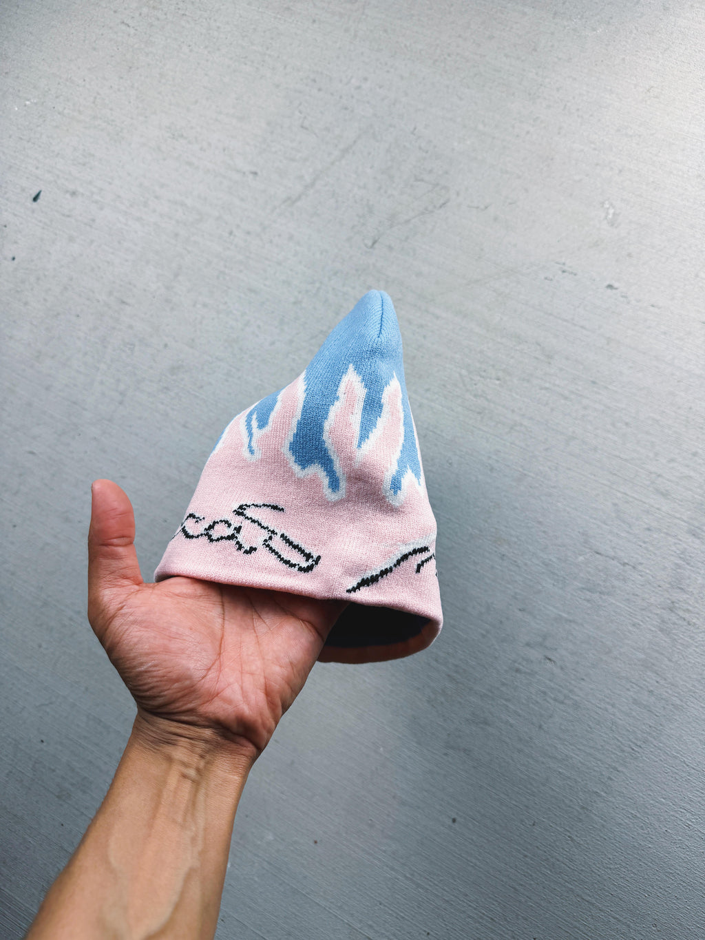 Gorro con llamas de algodón de azúcar