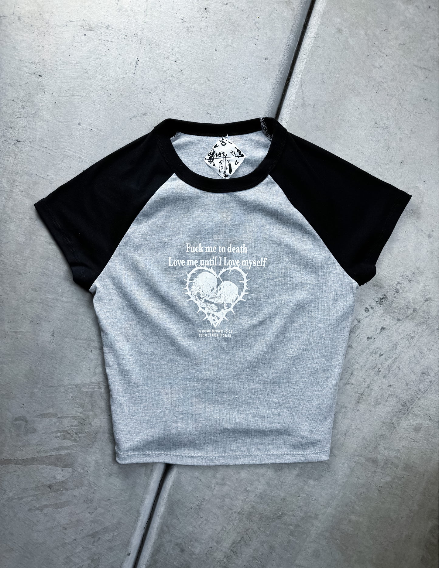 Camiseta de bebé gris/negra con la frase "Fóllame hasta la muerte"