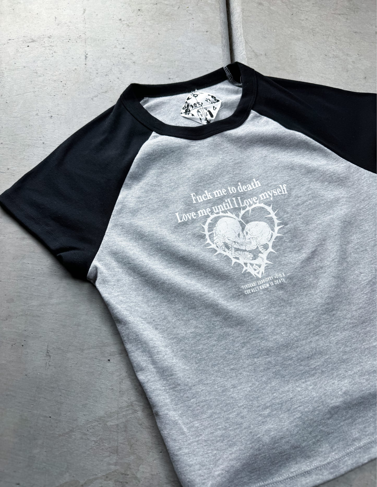 Camiseta de bebé gris/negra con la frase "Fóllame hasta la muerte"