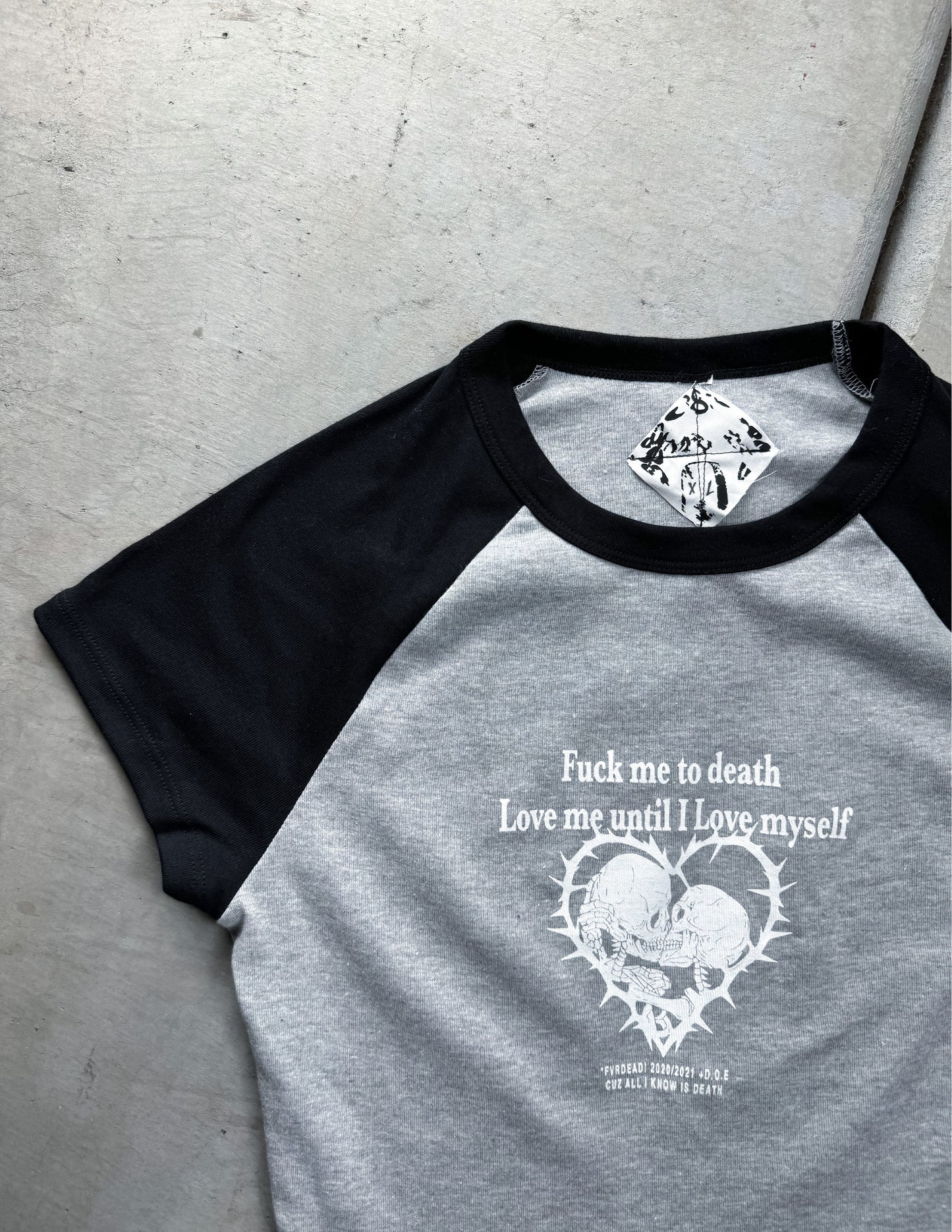 Camiseta de bebé gris/negra con la frase "Fóllame hasta la muerte"