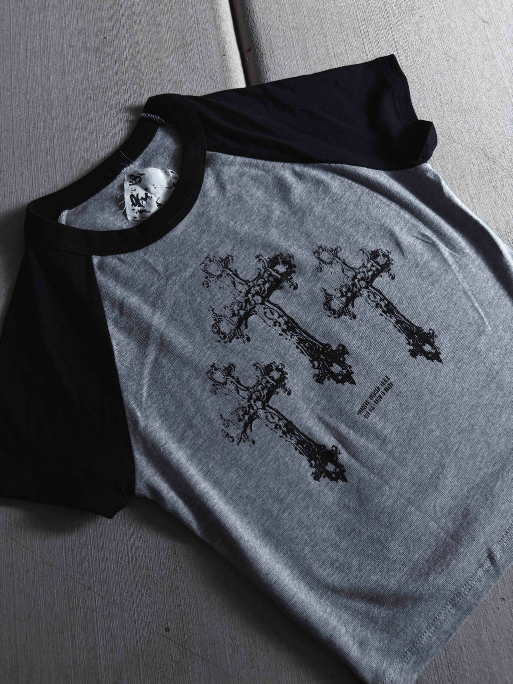 Camiseta de bebé gris/negra con la frase "Fóllame hasta la muerte"