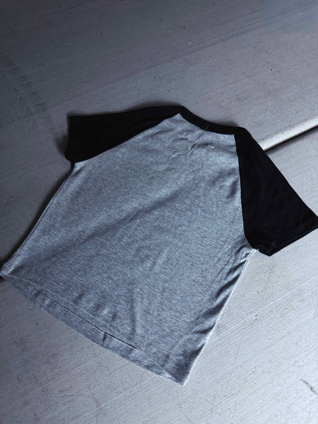 Camiseta de bebé gris/negra con la frase "Fóllame hasta la muerte"