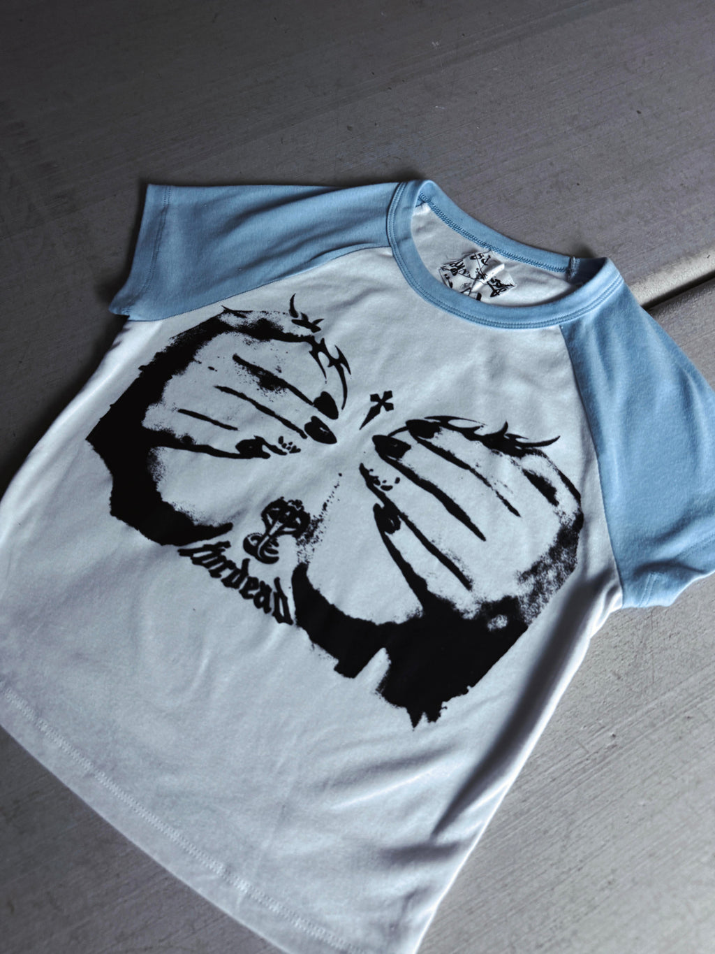 Camiseta de bebé gris/negra con la frase "Fóllame hasta la muerte"