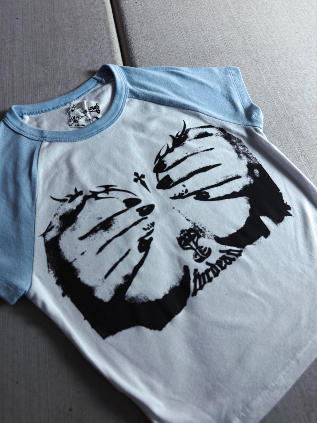 Camiseta de bebé gris/negra con la frase "Fóllame hasta la muerte"