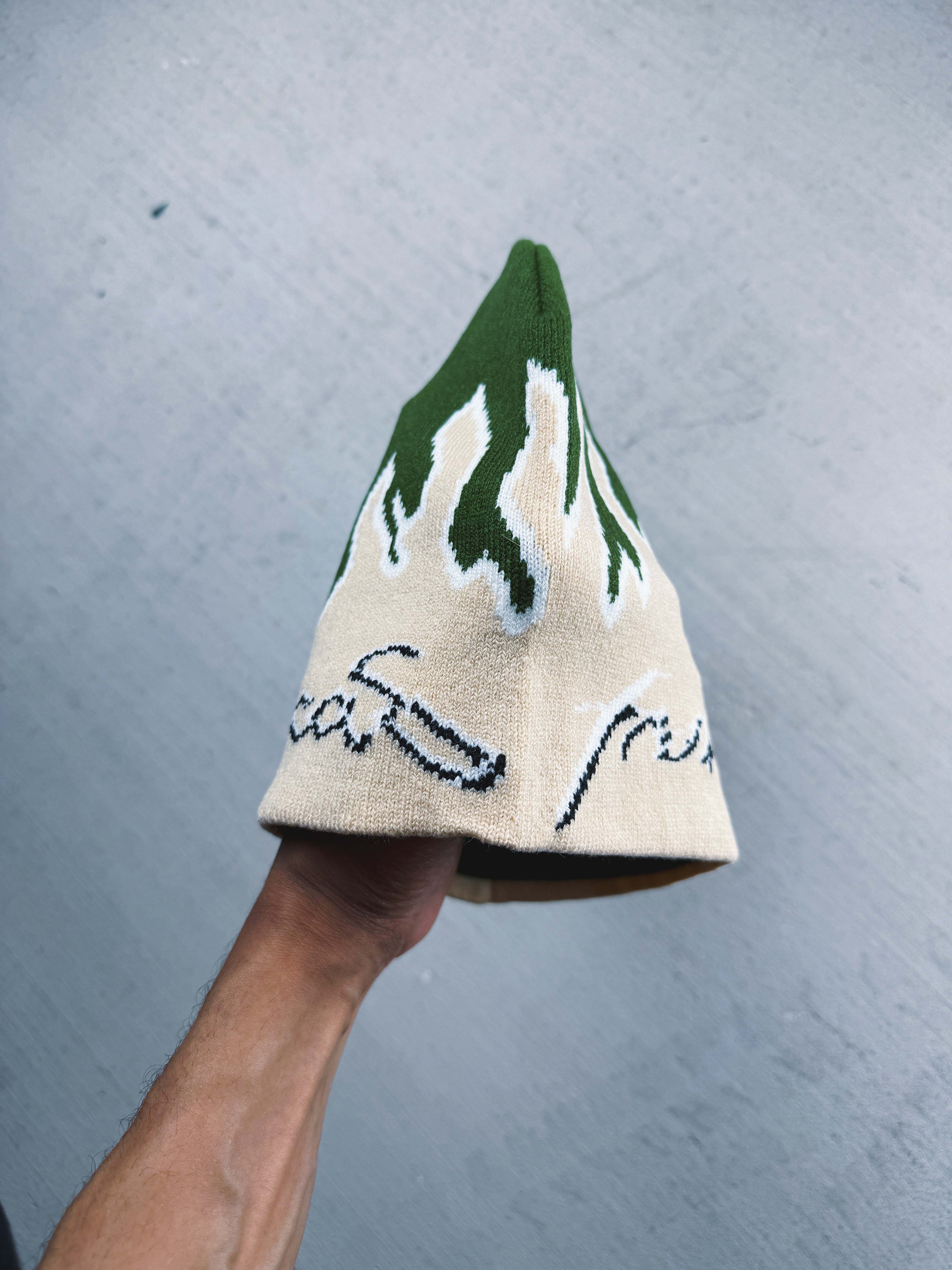 Gorro con llamas de musgo tóxico